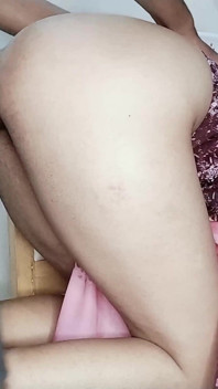 操喀拉拉邦女仆的女孩，甚至她打电话给继兄弟