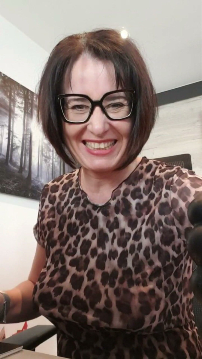 JulieEroticDress: Julie telanjang di pejabat