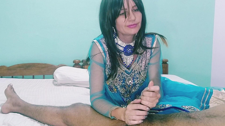 Bolly Karma: La grosse noire de ma copine magnifique adore