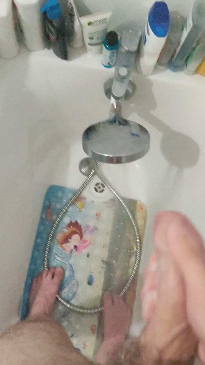 TwinkBigass: Să mă masturbez cu un penis mare și gros la duș