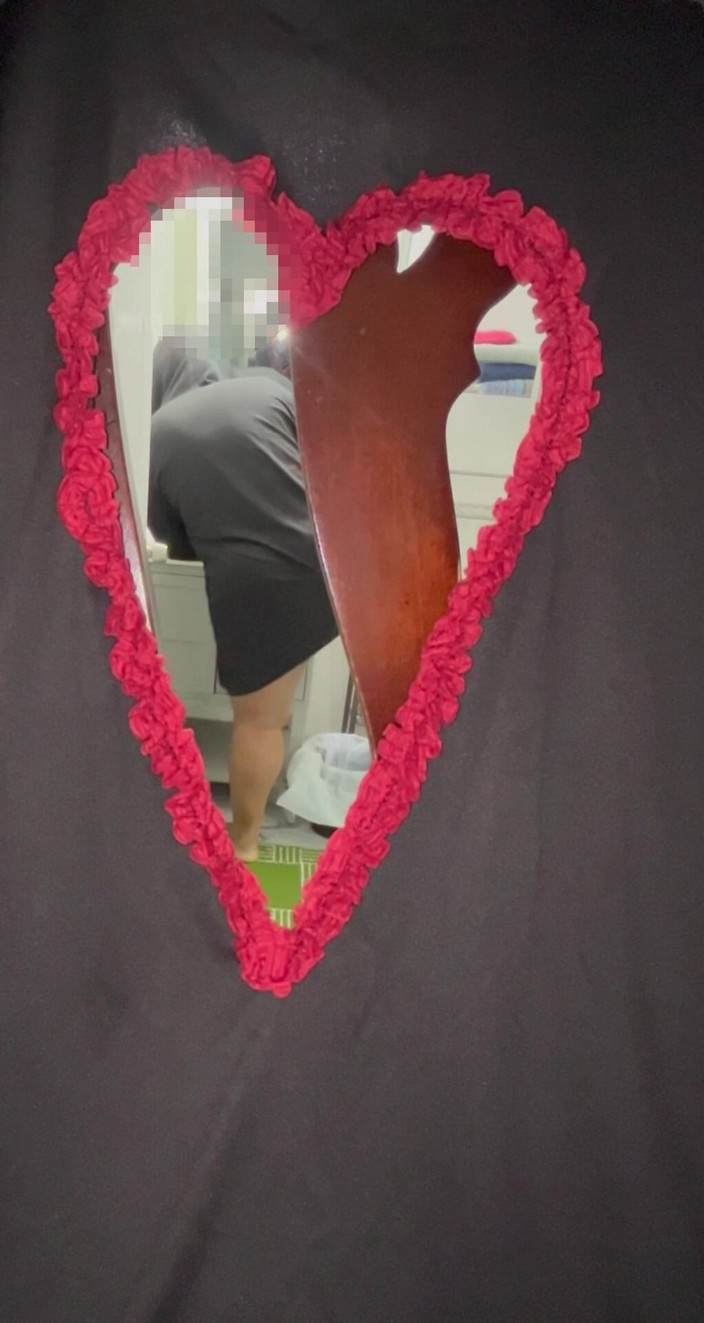 Anye Meshell: Красотка трется сердцем на День Святого Валентина!