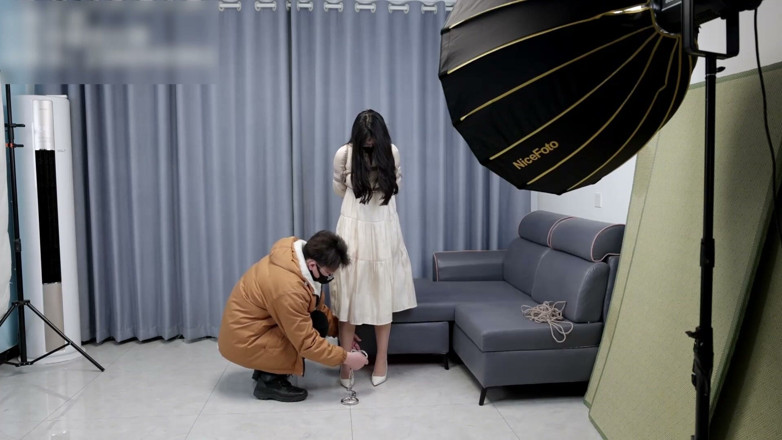 Asian bondage: Novia con vestido y medias, atada con cuerda