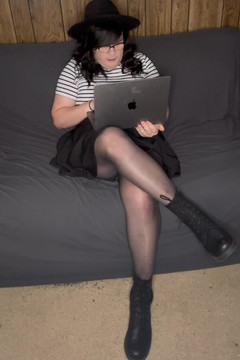 Lauren Ashland: ローレンは、シーンを撮影する準備をしている