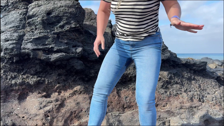 Emma Voyeur: Kolejny Wypadek Na Plaży - Mokre Dżinsy Przy Linii Brzegowej