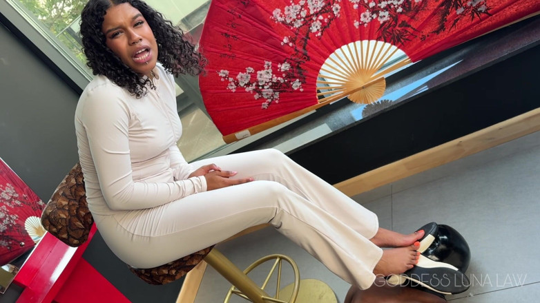 Goddess Luna Law: Sniff My Feet or Ill Scream Ebony Goddess Luna Law...
