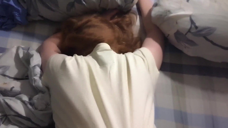 AmyHi: Skutečné amatérské tvrdé šukání s nevlastní sestrou