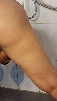 Usando pepino dentro de sua buceta no banheiro