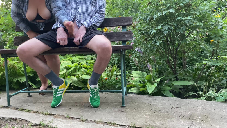 OurFetishLife: 天然胸继母让我在户外射精