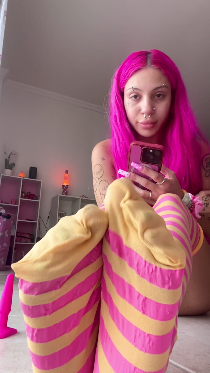 Nali Marie: Awek fetish fetish dengan kaki rakaman dekat loser, pergerakan tangan...