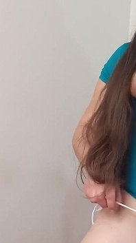 Vecina Encuentra a Su Marido Con Una Amiga Chupandole Las Tetas, Ella La Verga Y Hacinedole La Paja Rusa