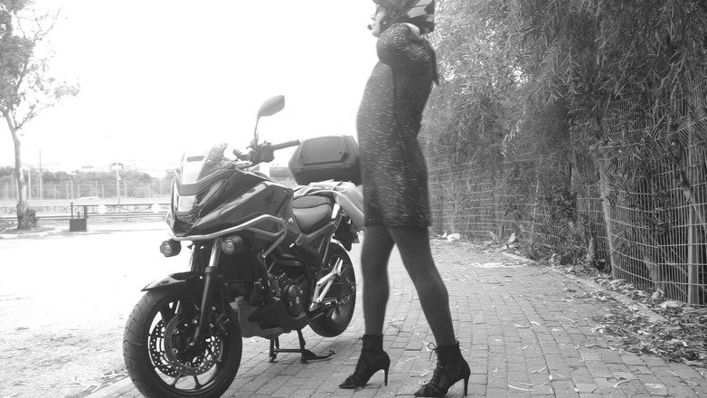 Voyager: Кожен проїжджаючий автомобіль бачив, як її пеніс вібрує під прозорою сукнею.