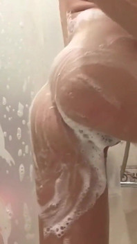 Video fatto in casa. Masturbazione davanti alla doccia. La ragazza nuda si lava e si masturba. Arriva all'orgasmo. Tette calde e culo