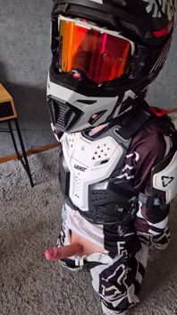 Nadržený motokrosař motorkář se tlačí na hranu, nemohl si pomoci, skončil dvakrát