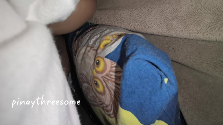 Pinay Threesome: Asiática meia-irmã compartilha lugar com passo irmão enlouquecido sob fita...