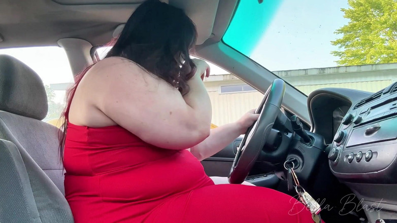 BellaBlast: UNE BBW contre une voiture têtue déterminée et se branle-t-elle...