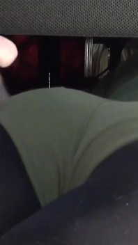 Lavoro di culo e coscia cazzo con pre-sborrata su pantaloncini verdi
