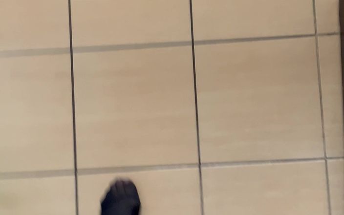 Feet: POV: Chůze v černých punčochách