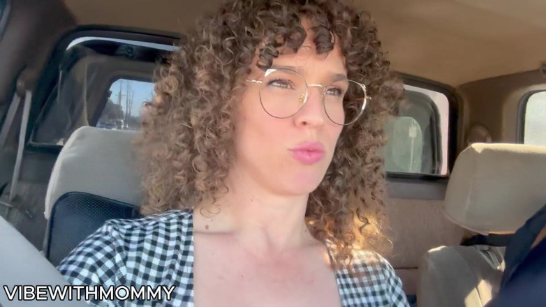 VibeWithMommy: Recoger milf en la playa y follarla cruda