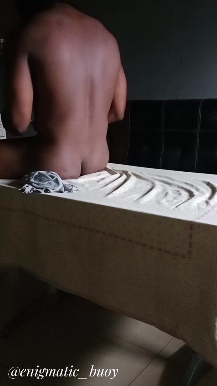 Enigmatic Buoy: Macho-typ wichst auf dem tisch