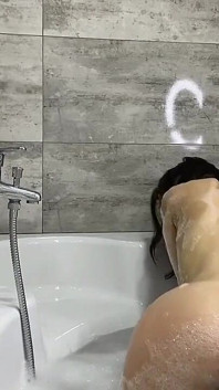 Milfka s velkými prsy si tře její krásnou kundičku v koupelně (skutečná domácí amatérka)