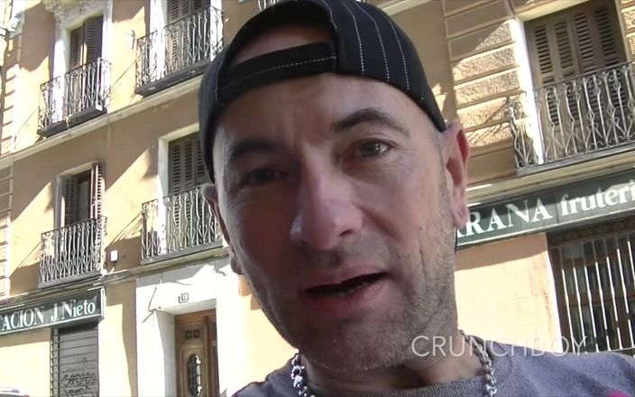 BAREBACK PORN SPY CAM: 2147 Un jeune mec Mlatino se fait baiser en fronde...
