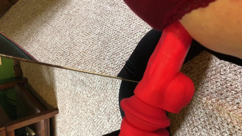 Plugged Data Pup: Sissy se folla duro en el espejo