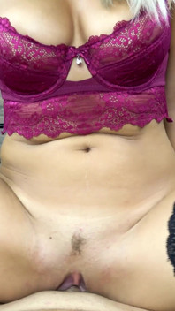 Teenka kouří a stříká na kozy