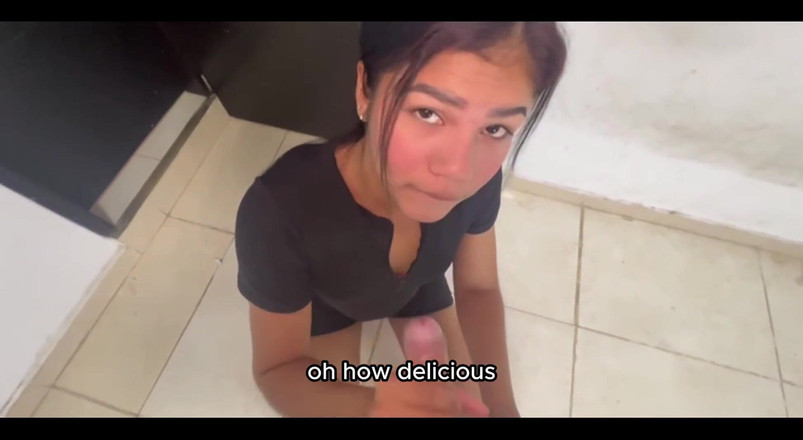 Cm productions: 美丽的苗条黑发用她完美的身体支付租金。英语