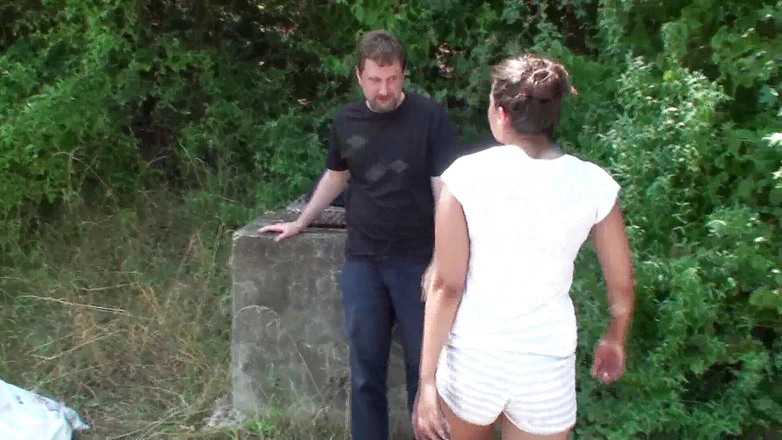 Femdom Austria: 발로 차는 노예 야외