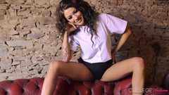 College Uniform: 베키 홀트가 등장하는 골든 브라운