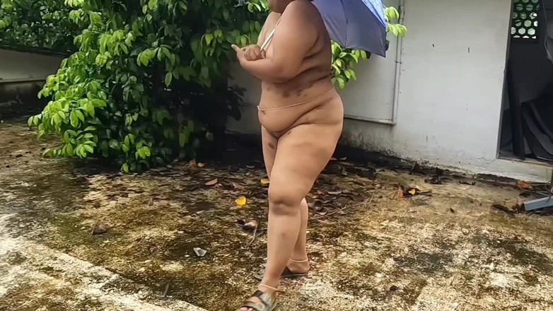 Anne Ipe: 雨の日に大きな胸とお尻を見せ、外で雨の中で裸になる美しいぽっちゃりした女の子たち