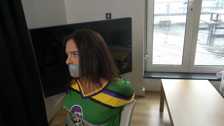 Latina Fetish: Латина в: член хокейної команди підійшов до стільця і стрічка з кляпом у роті! (4к)