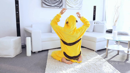 Real Agent: Increíble sexy Pikachu disfruta extendiendo su agujero ancho afeitado