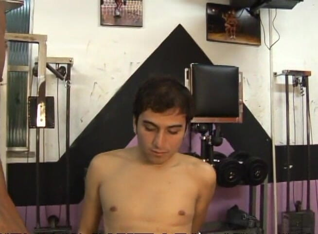 Bareback TV: Un mec sexy se fait baiser dans la salle de...