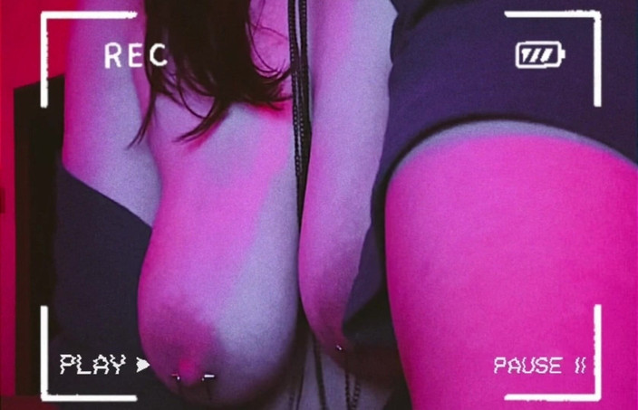 Mrs_KittyCat: Tante seksi lagi asik mainin toketnya yang ditindik