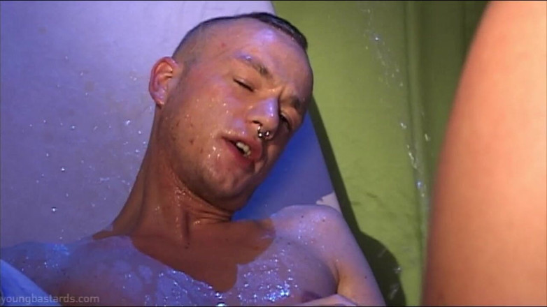 Young Bastards: Perempuan jalang kulit muda fisted mendalam