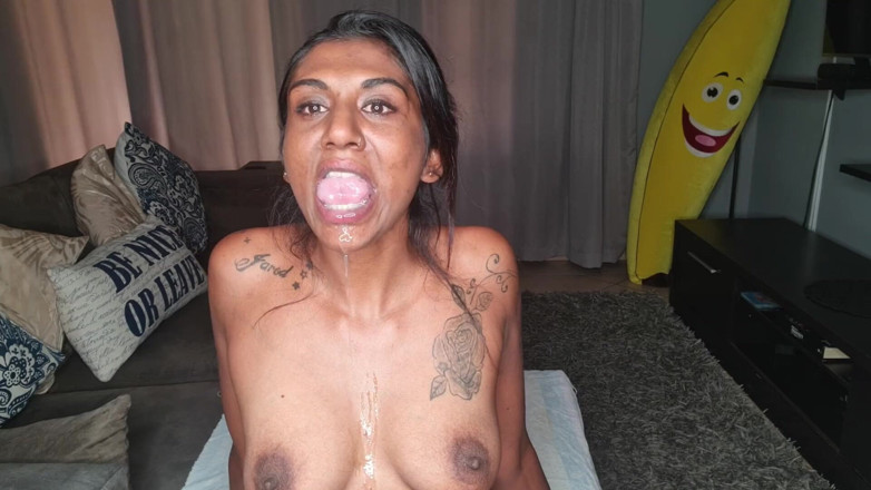 domslutfucker: Desi Duduk Di Sofa Meleleh Semasa Dia Melekat Dan Melancap...