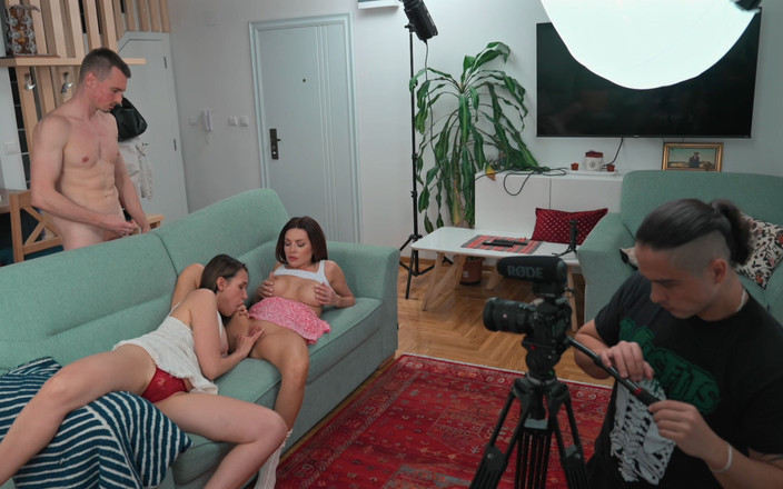 KissCat: "계모가 섹스 배다른 아들과 여친을 가르치는" Luna Roulette와 함께하는 백스테이지 쓰리섬