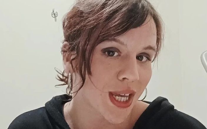 Launiexxxx: Trisha leker med sig själv och hennes röv
