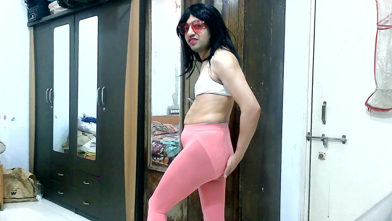 Cute & Nude Crossdresser: Lief mietje travestiet femboy Lieve lolly in een panty en...