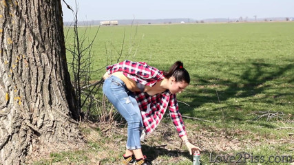 Love 2 Piss: Striptýz na venkovské silnici