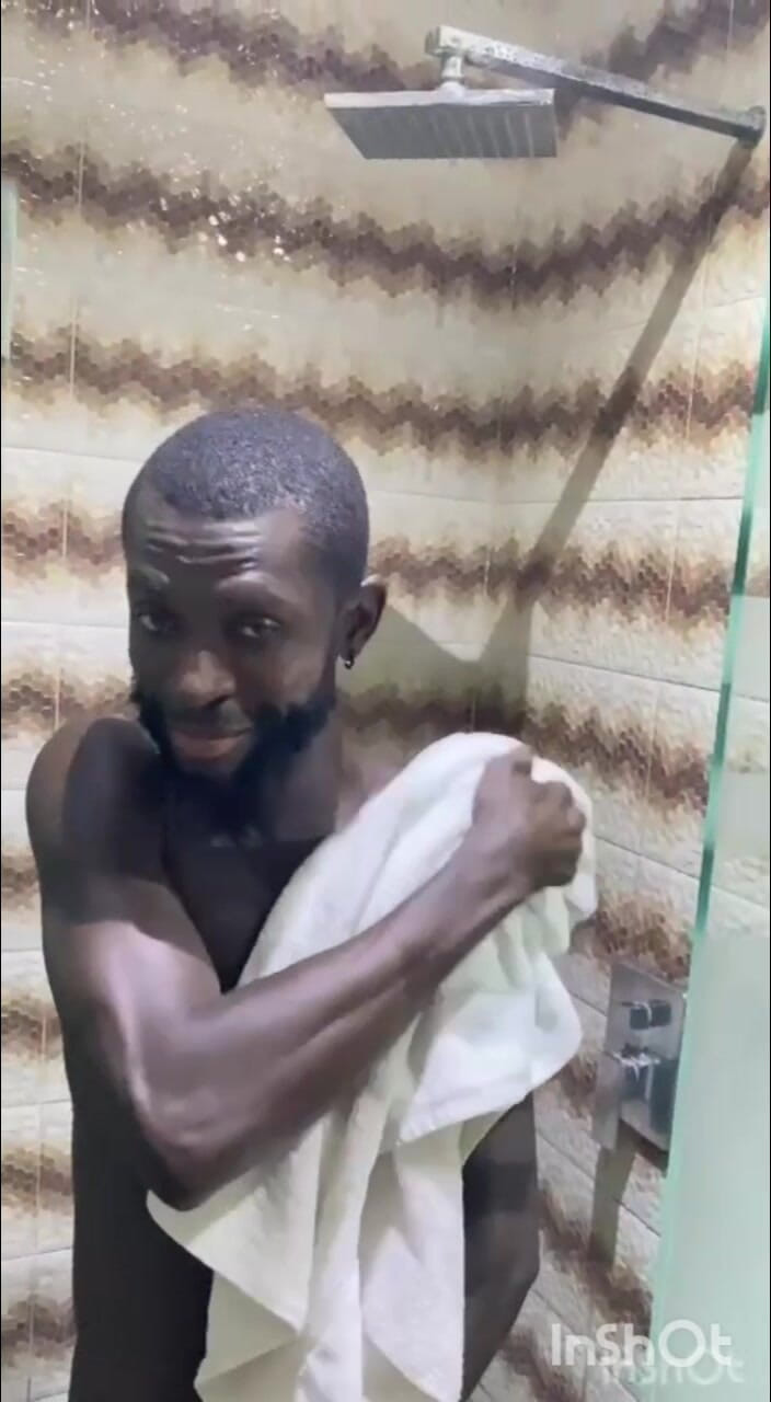 Chief_daddyy: Hercule se fait baiser dans une salle de bain