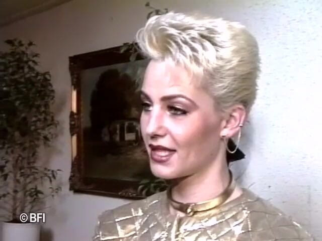 House of lords and mistresses in the spanking zone: Gagică în latex își pedepsește prietena lesbiană