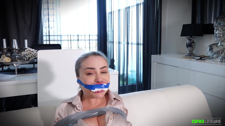 Gag Attack: オーブリー-テープボンデージでセクシーな秘書