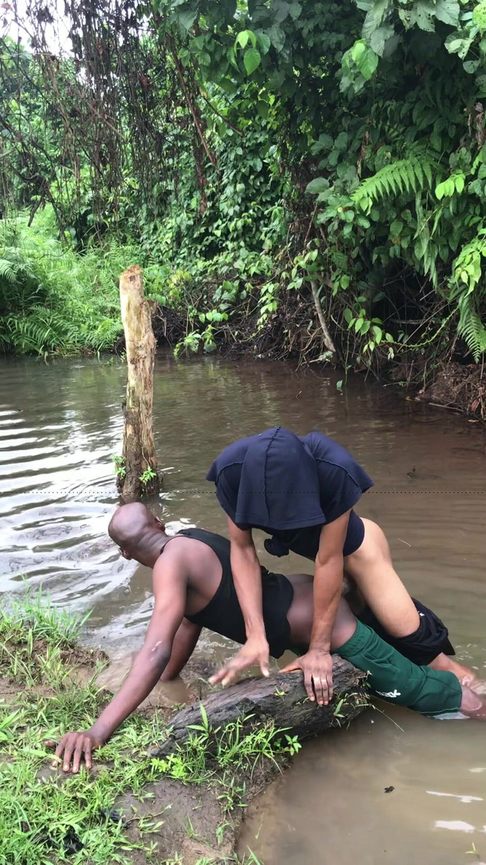 Sexylary: Nigerijští chlapci, kde byli přistiženi při sexu uvnitř bažinné řeky s...