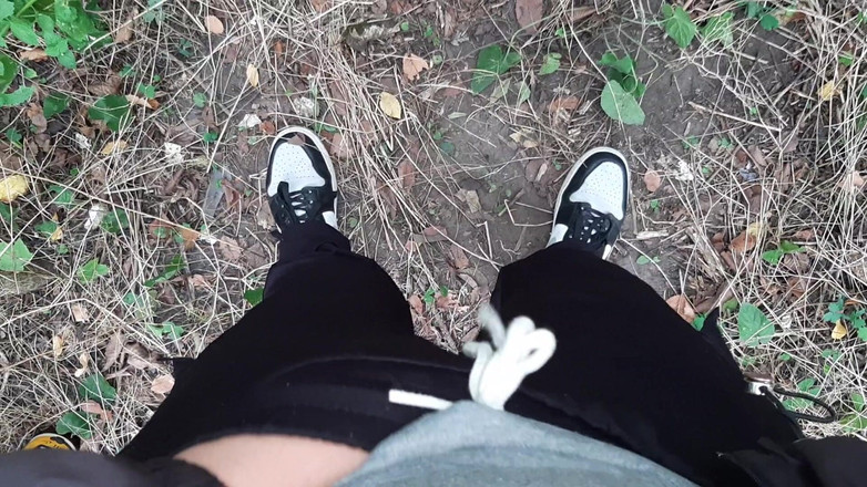 Lesbian-candys: Arriscada masturbação lésbica na floresta