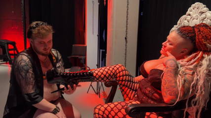 Neo Night Time: Trans muž uctívá domina