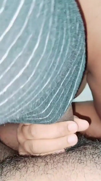 热辣的泰米尔继妹和继兄弟在床上操她多汁的阴户和吞咽。第2部分