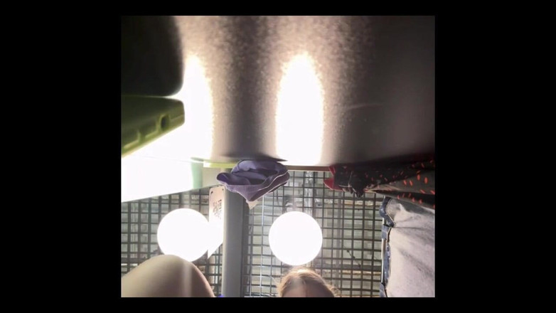 JuiceLussie: Masturbarse en público Doble penetración en el vestuario