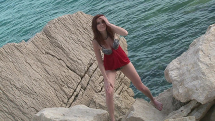 Cryptostudios: Hete brunette babe poseerde naakt op de rotsen bij het...